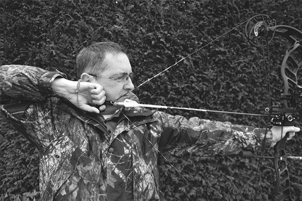Position de tir statique avec un arc traditionnel
